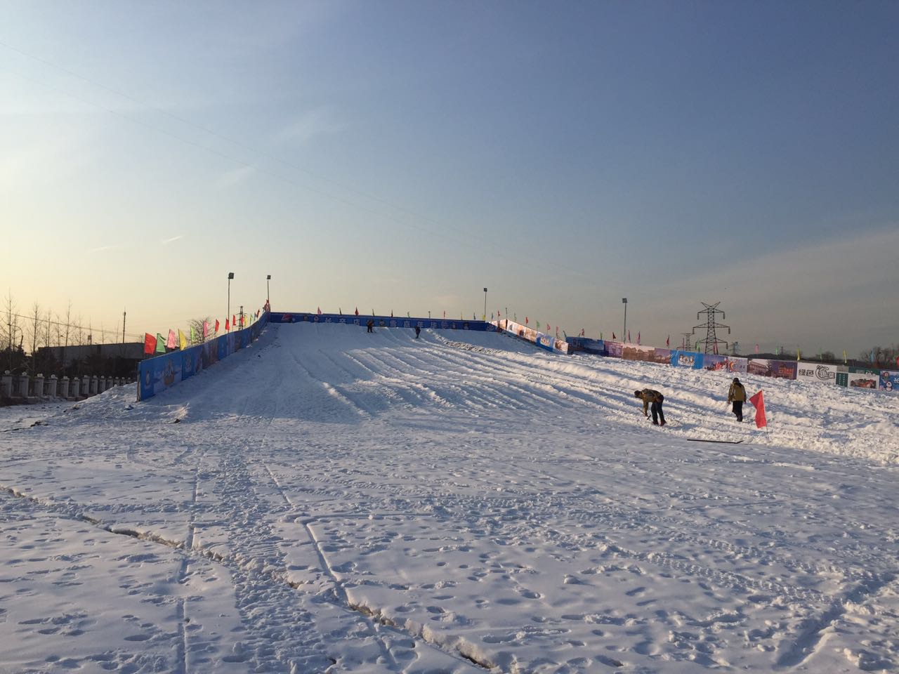 北京朝陽(yáng)店冰雪樂(lè)園成功開(kāi)幕，河北迪特加油助威